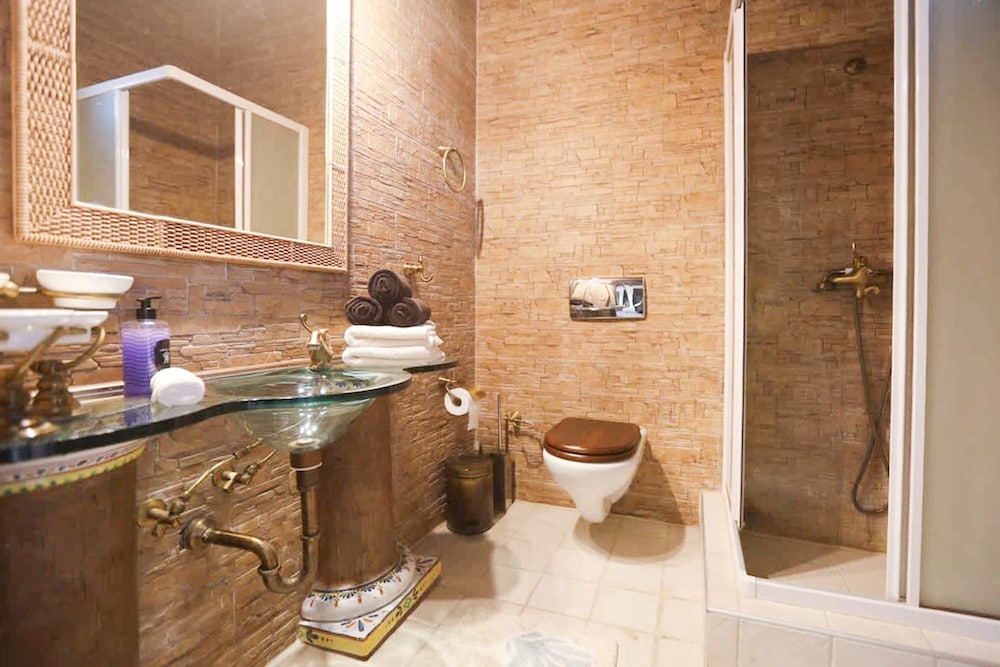 Villa Erytha - Serene Retreat With Views Garden