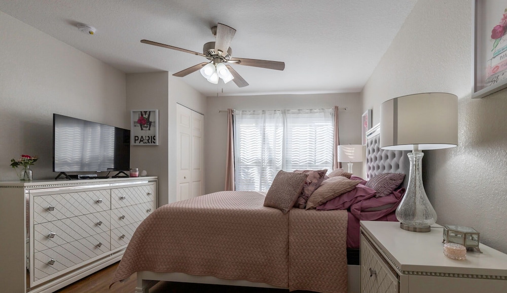 Amazing Family Townhouse Minutes From the Parks