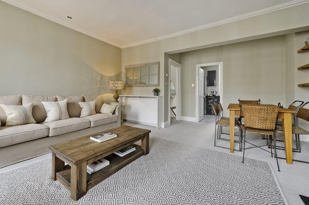Fabulous 3 Bed Flat Chelsea