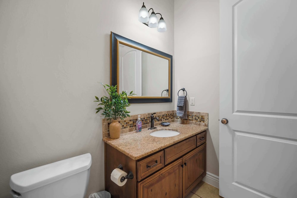 Pool & Sunshine Retreat - Resort-style Amenities