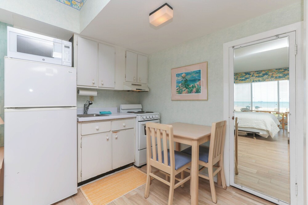Exclusive Beach Access: VA Beach Studio Condo!