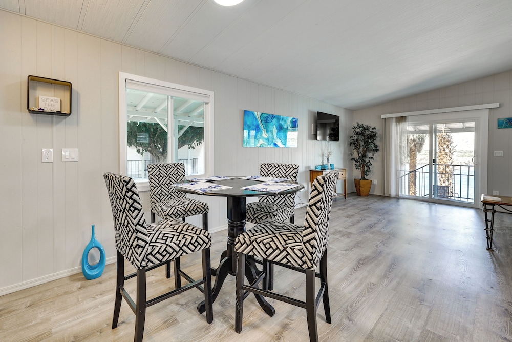 Colorado River Views: Waterfront Bullhead Home