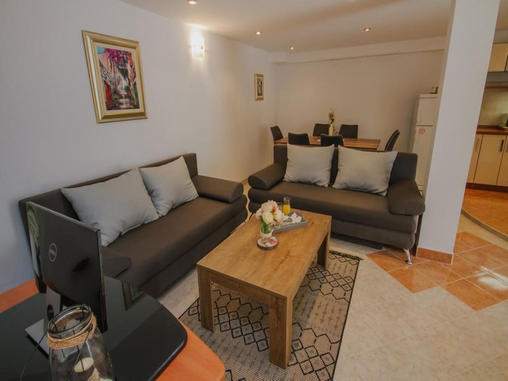 Tranquil Getaway Villa Prapatnica With Pool and Garden