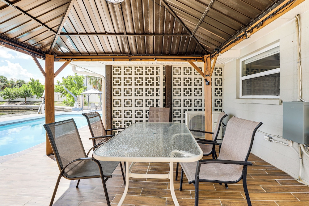 Furnished Sunroom w/ TV! Canal-front Bradenton Gem