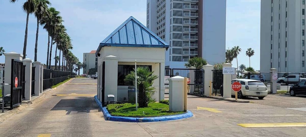 Beachfront Hotspot - New Furnishings - Pool - 1st Floor