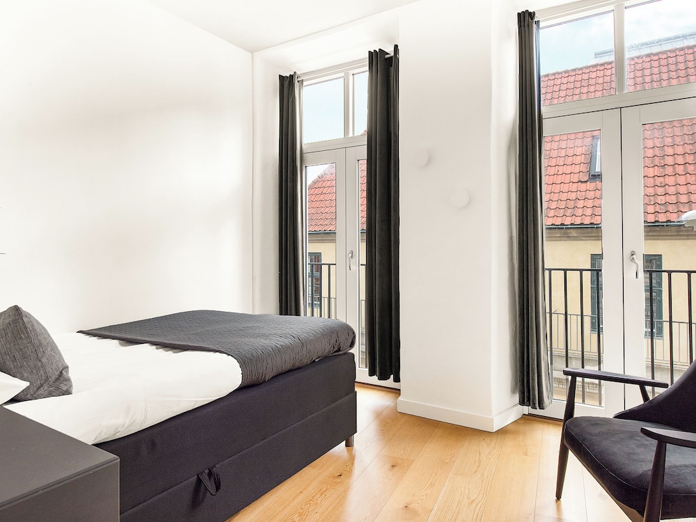 Sanders Leaves - Pleasant 4-bdr Apt With City View view 4