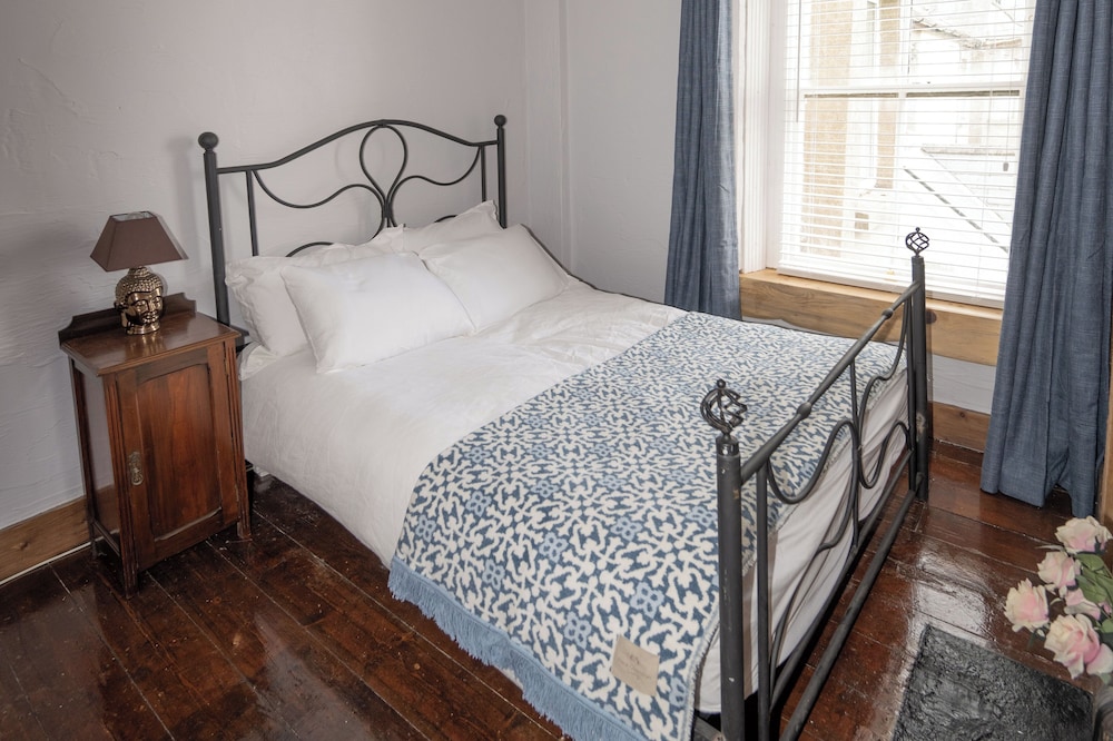 Quirky Apt - Sleeps 6 - Coastal Area - Parking