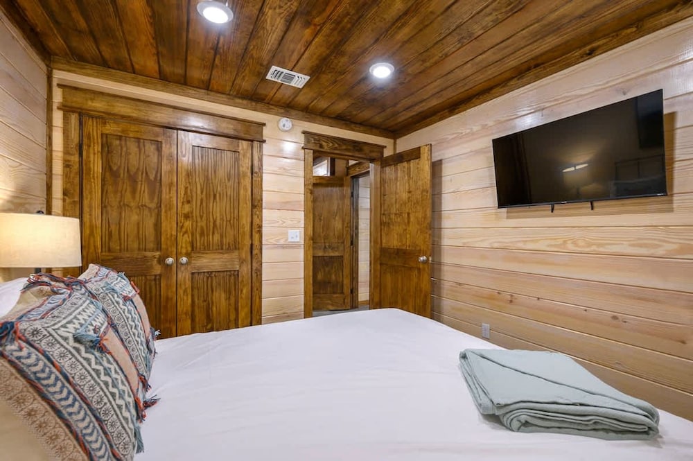 Family-friendly Broken Bow Cabin w spa Game Room