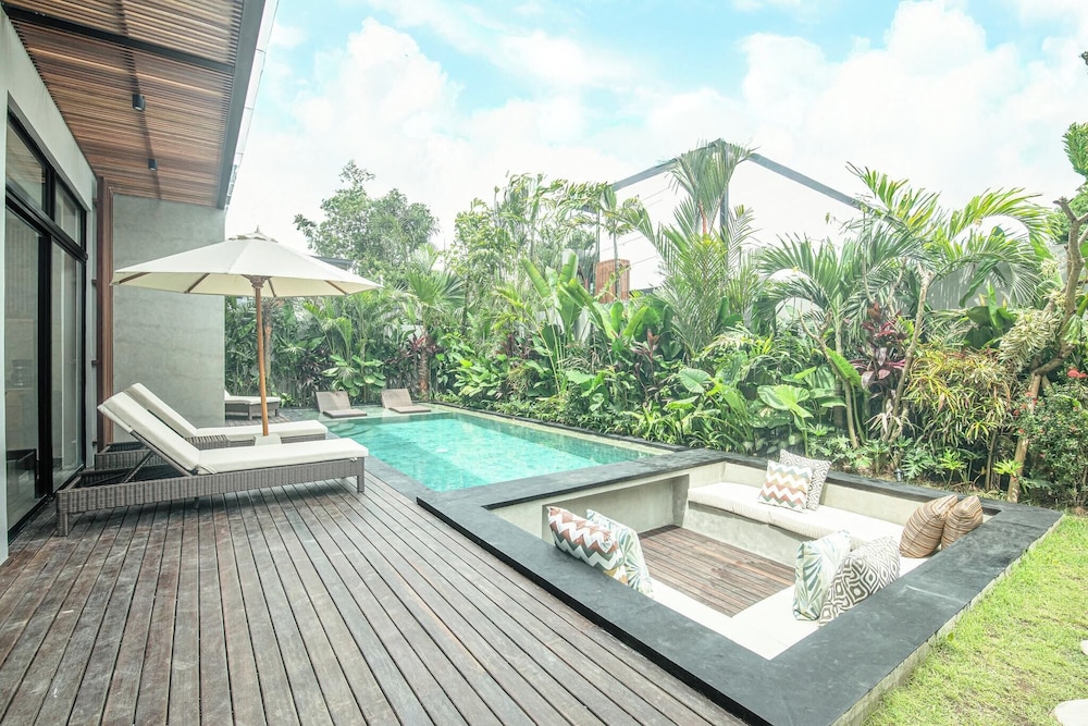 Luxury 5BR Retreat, 400m From Café Del Mar Shore