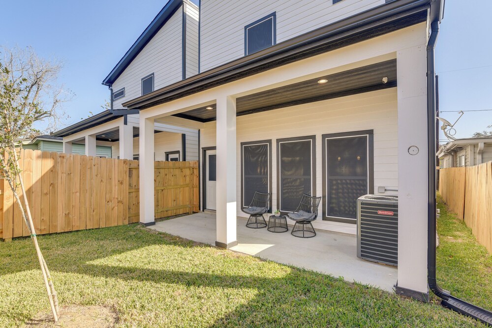 4 Mi to NRG Stadium: Luxurious Houston Townhome!