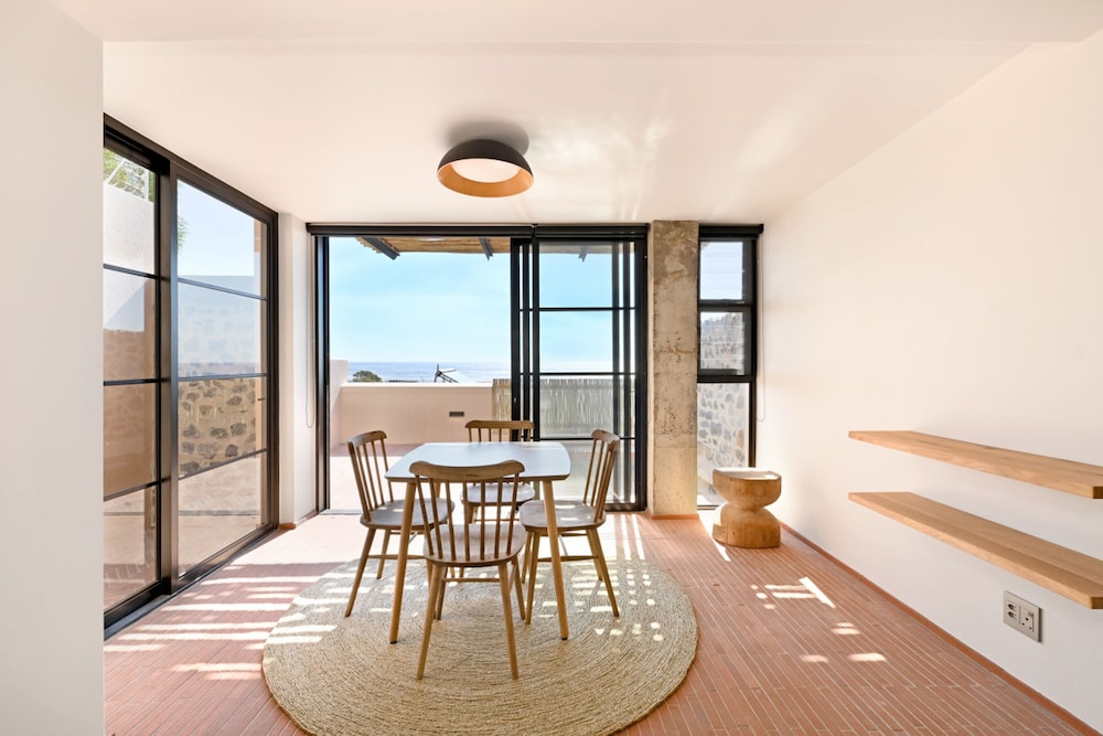 Elegant Camps Bay One Bed Eco Pool Modern