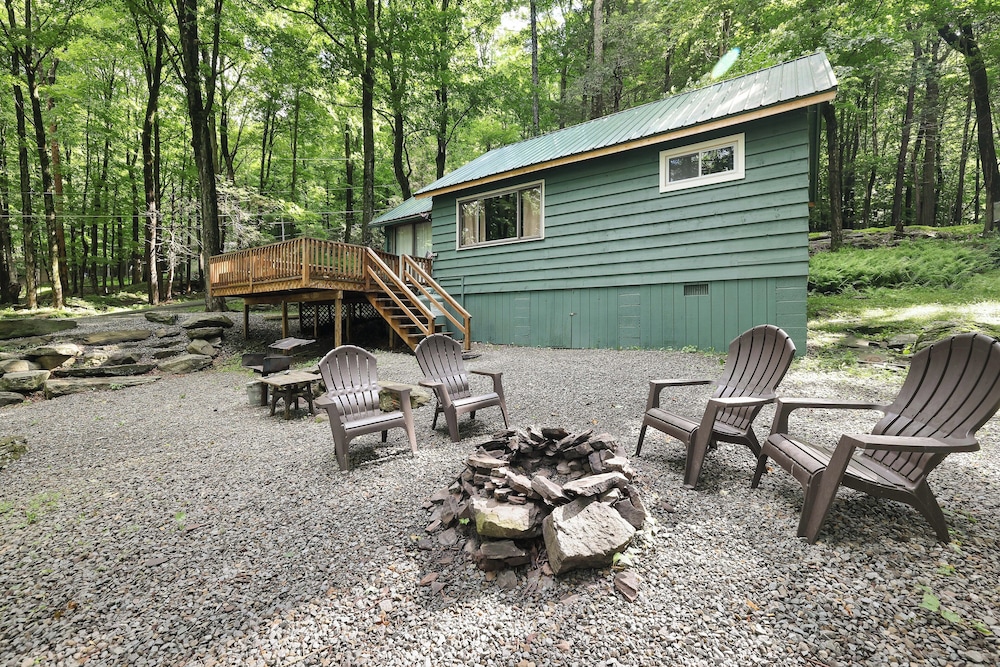 Cozy Lake Cabin 3 with Boatdock
