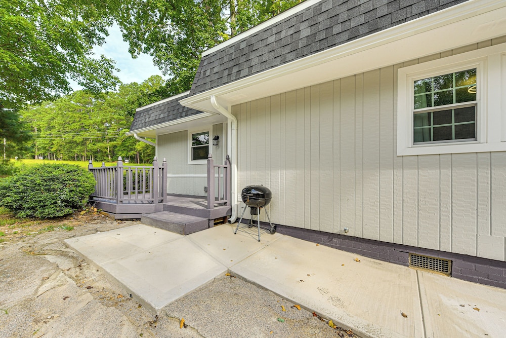Private Deck & Yard: Home 3 Mi to Dtwn Sanford!