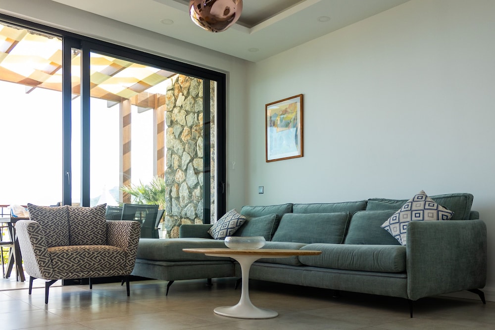 Modern and Luxurious Apartment in a Prime Resort