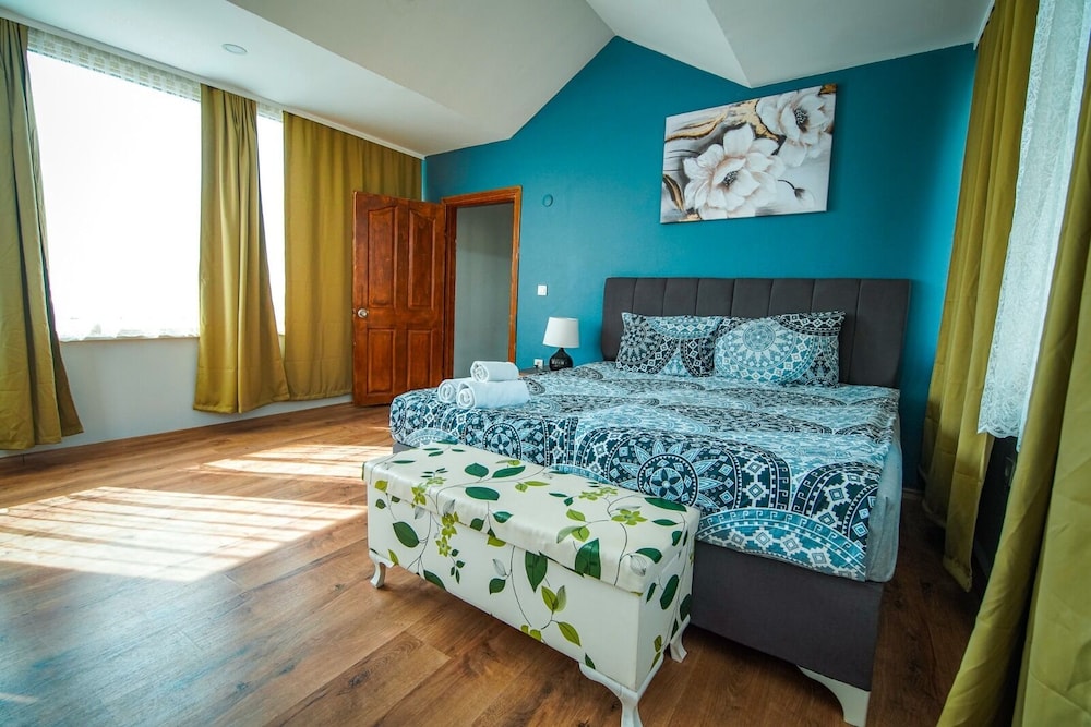 Yaghane Apartments