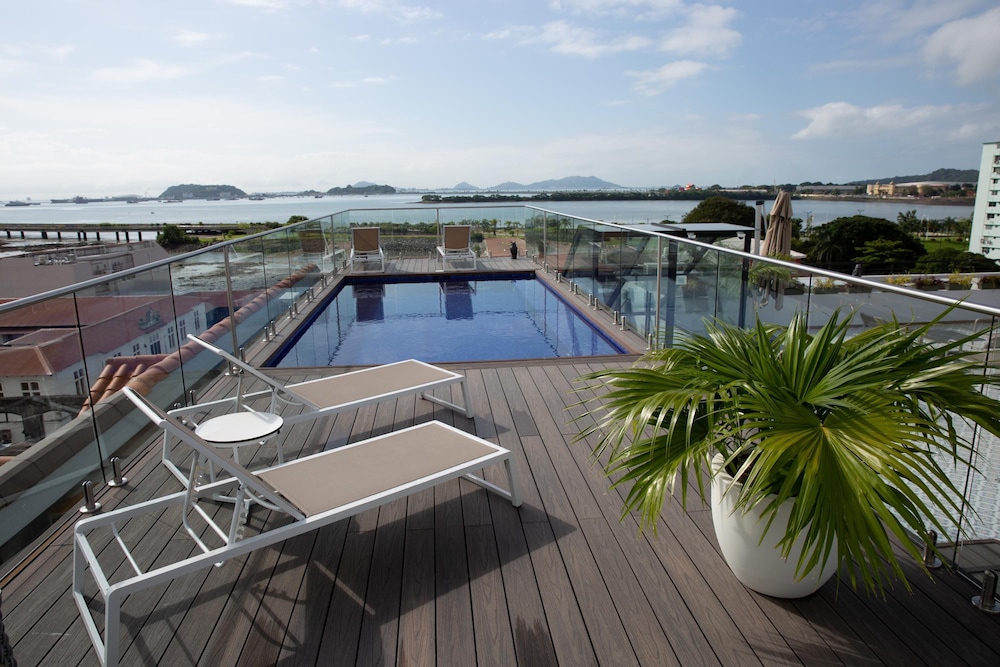 The Rooftop Condo by Acomodo