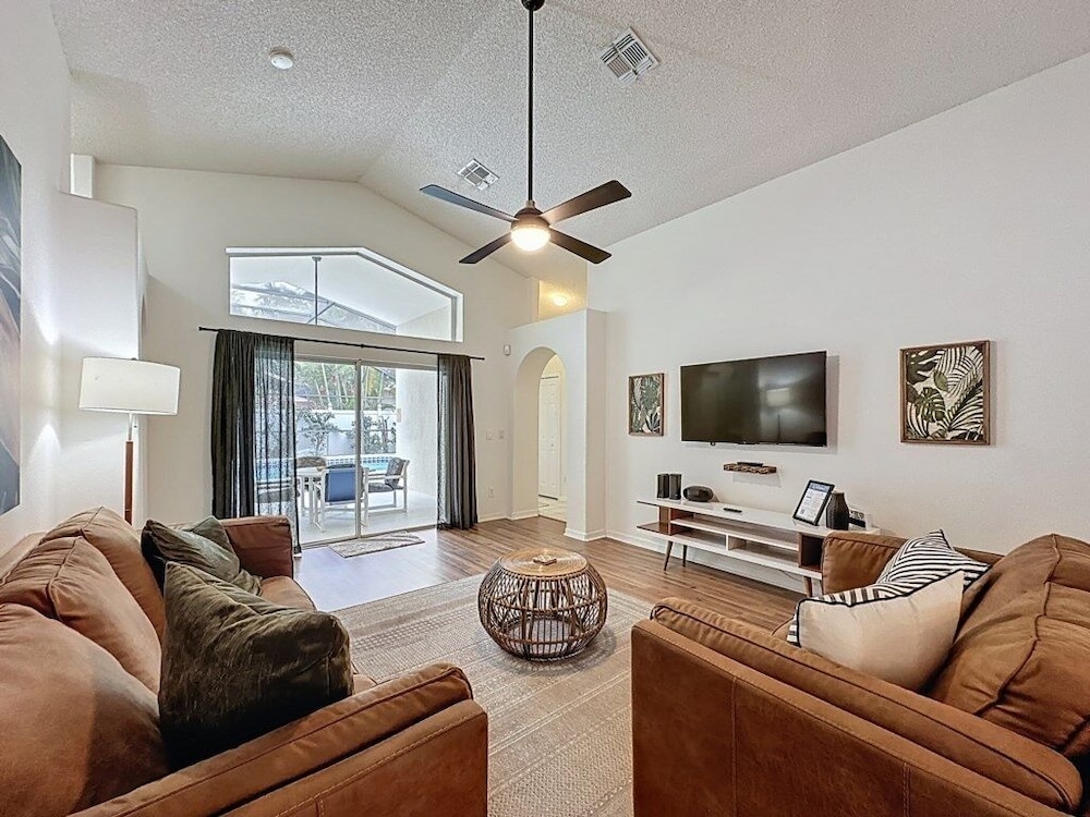 Incredible 4 Bed Pool/spa Home, Minutes To Disney 4 Bedroom Villa