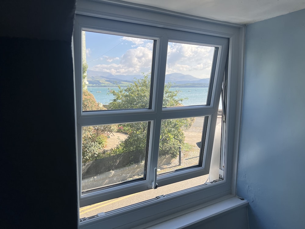 Traditional 3-bed Cottage, Log Burner & Sea Views! view 2