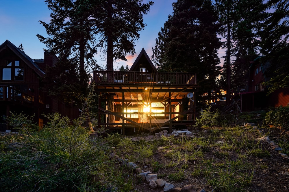 Horizon by Avantstay Stunning A-frame Cabin w Hot Tub Billiards Lake Views