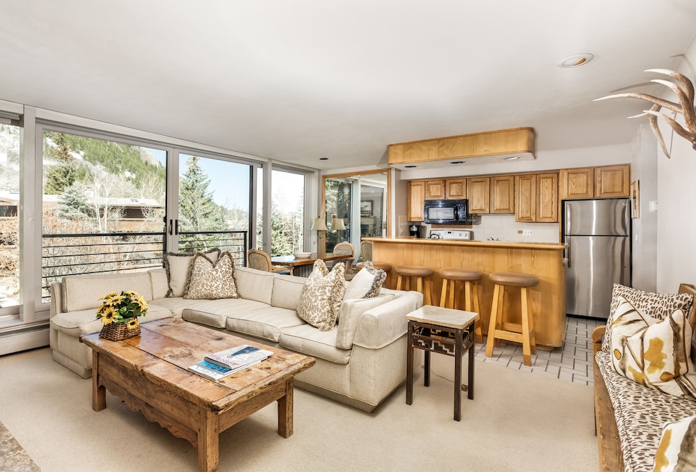Durant Condominiums by Frias