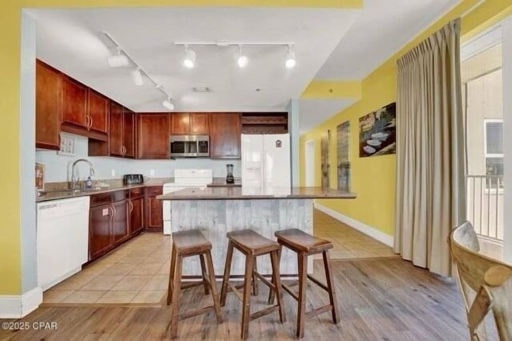 Laketown Wharf 338 3 Bedroom Condo