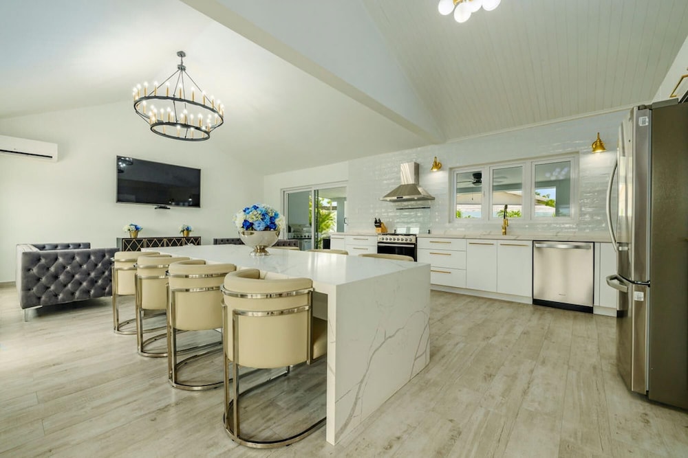 NEW Modern 3 Bedroom 10 Minute Walk to the Beach