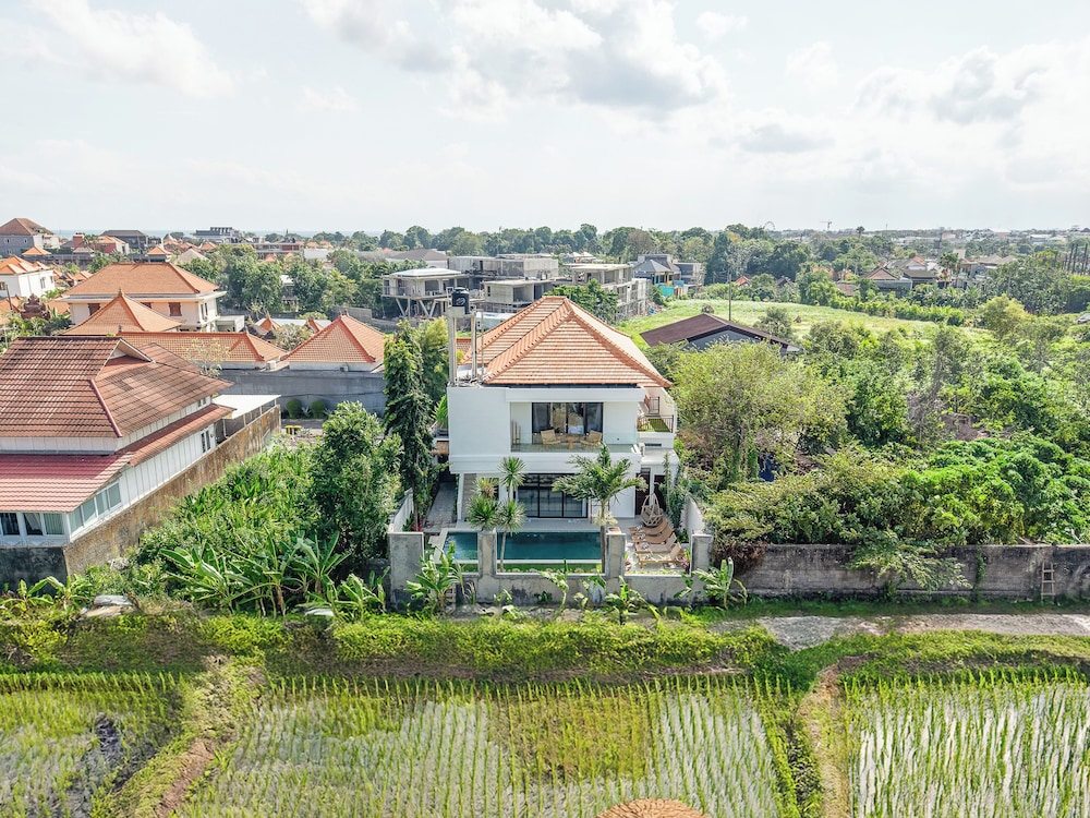 4 Bd Seminyak Retreat, Rice Fields 4 Mins to Beach