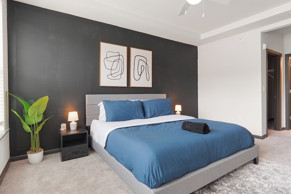 Luxe King 3BR Suite in North Raleigh