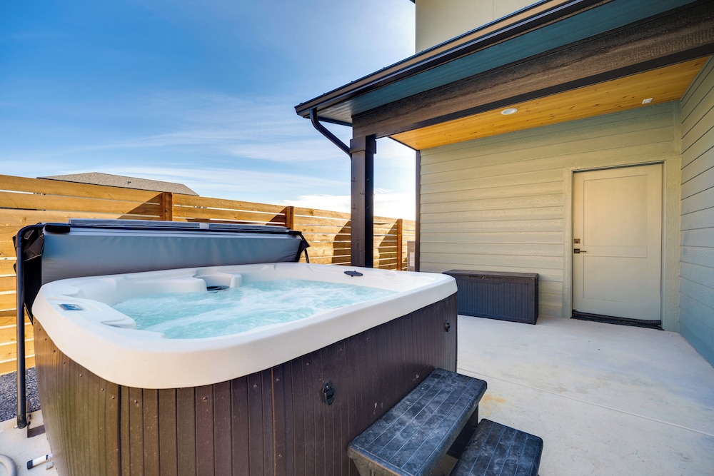 Hot Tub & Water Views: High-end Vantage Retreat