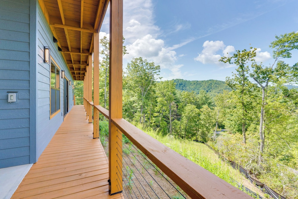 Mtn-view Decks & Fire Pit: Quiet Brasstown Escape