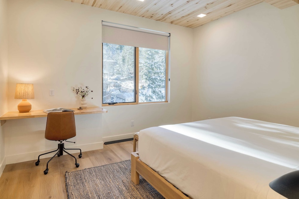 Parkview Mountain House Luxury Ski Home w/ Hot Tub Near Trails & Downtown