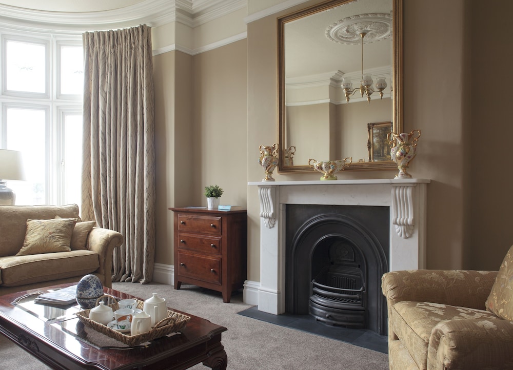 2 Crescent Gardens