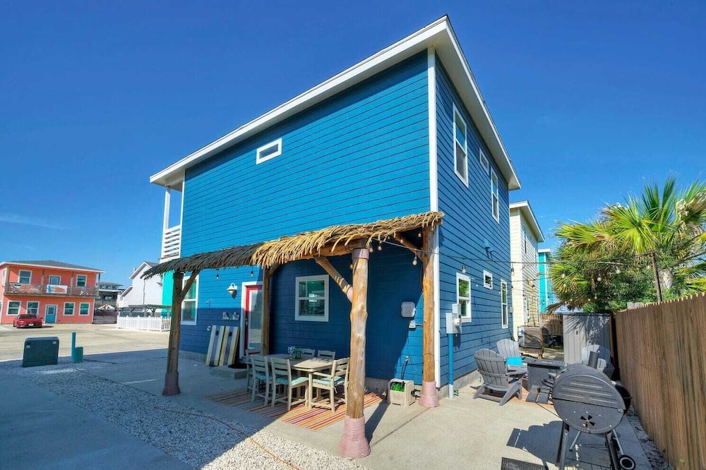 Sleeps 24, 2 Homes Pool, Backyard Tiki Bar, Fire Pit, Cornhole Walk to Beach