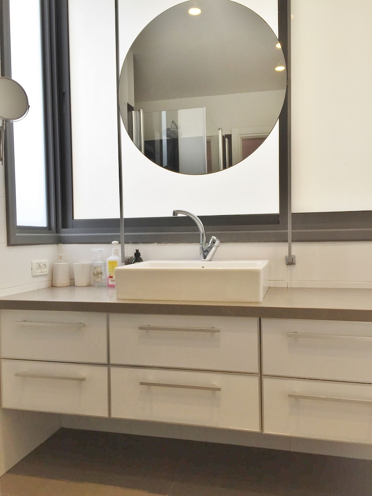 Hilton Beach Stunning Designer 2BR APT