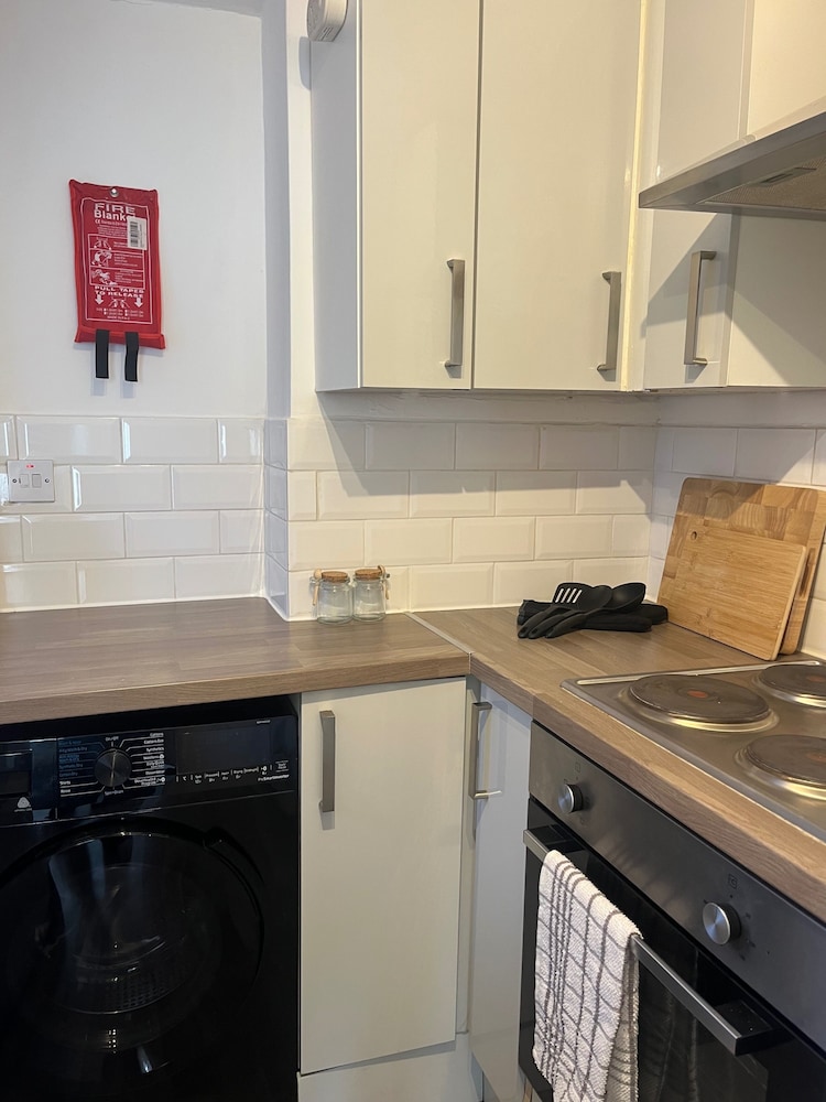 2bed Sleeps 3 - Central, Near Train Station, Wifi