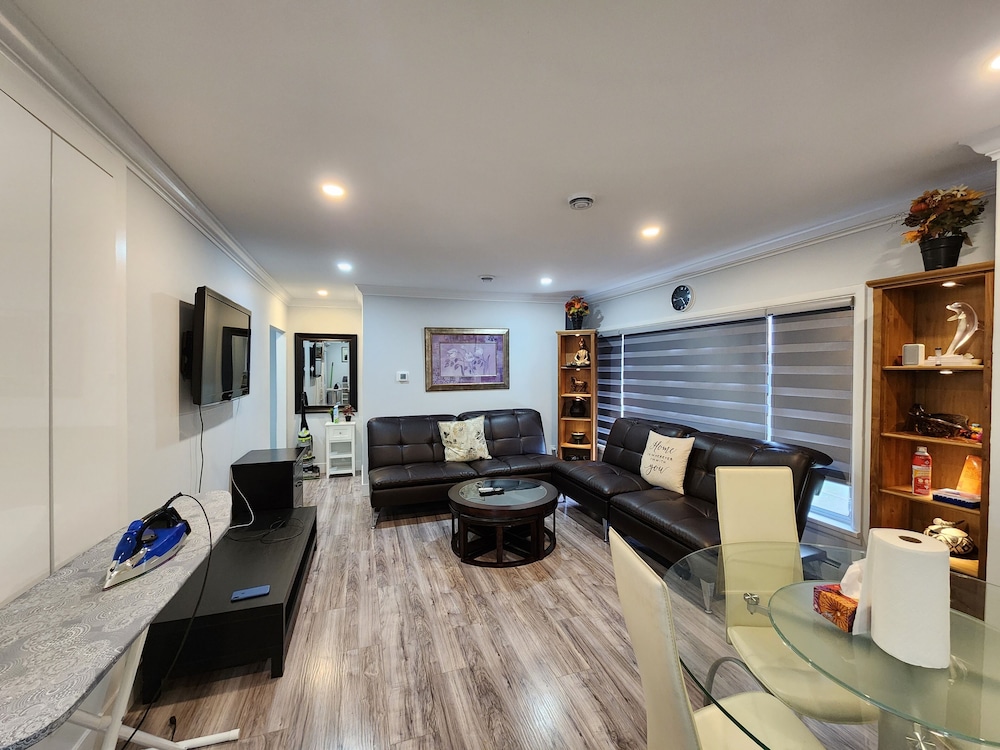 Surrey Vacations - Sarla Villa Surrey - Property Image 11