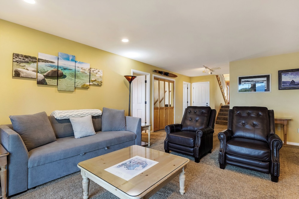 Tahoe Mountain Retreat Sleeps 12!