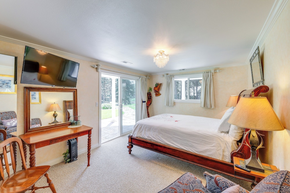 Walk to Happy's Inn & Lake Access: Libby Apartment