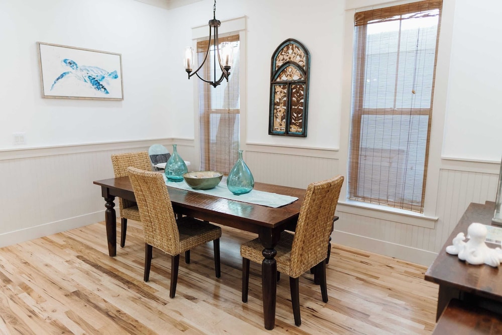 5 Mins to Beach, Shared Pool, Covered Deck, Bikes Heron Cottage by Avantstay