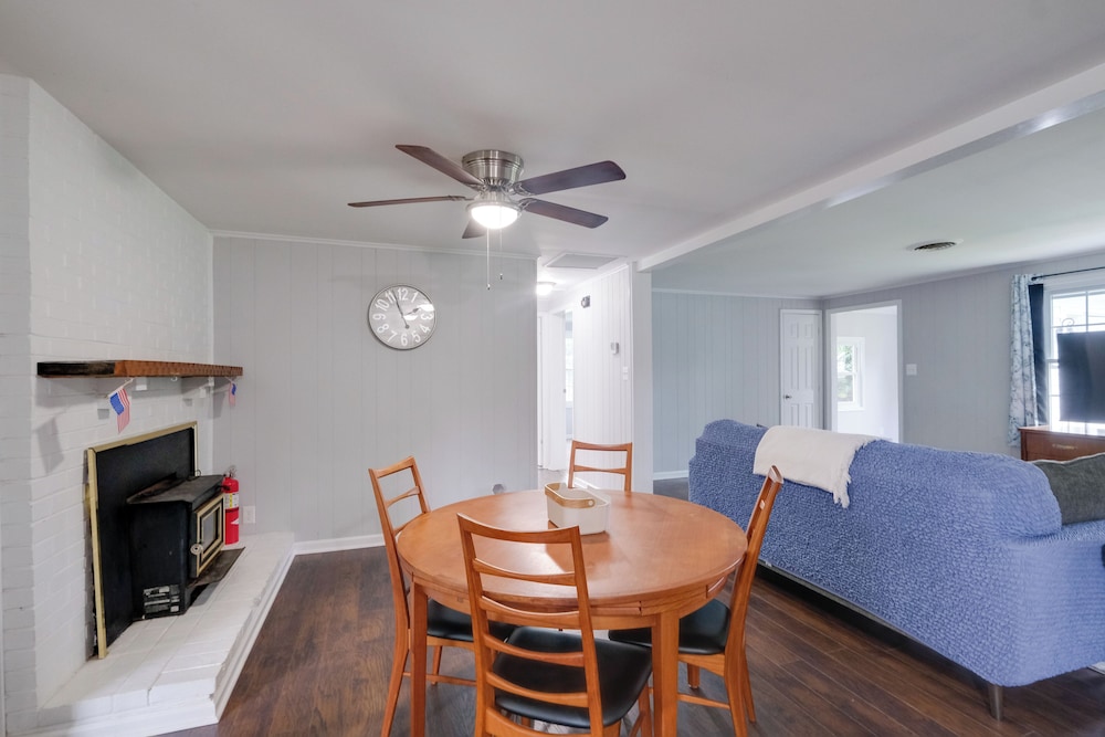 Fish, Relax & Enjoy Lake Views: Colonial Beach Gem