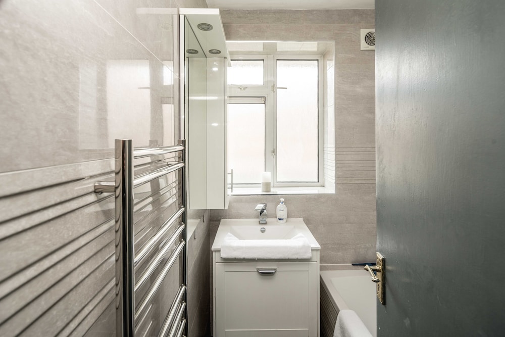 Spacious 3Br Flat With Balcony Near Tottenham Hale