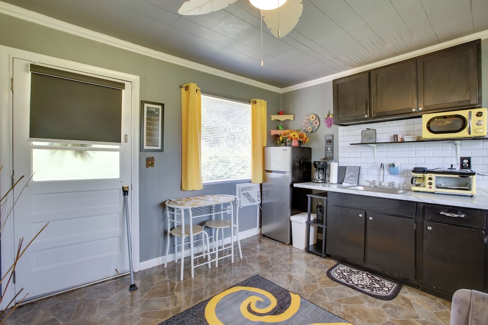 5 Mi to Mt Vernon Shops: Peaceful Cottage!