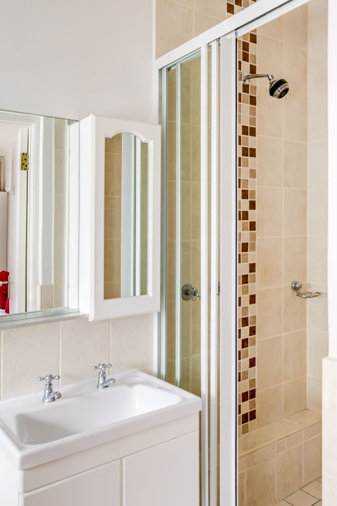 Camps Bay 4BR w Pool and Sea Views Atlantic Gem