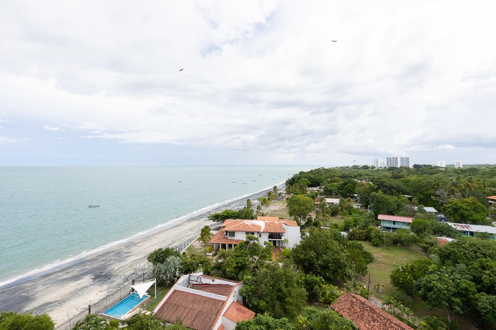 The Farallon Beach Condo by Acomodo