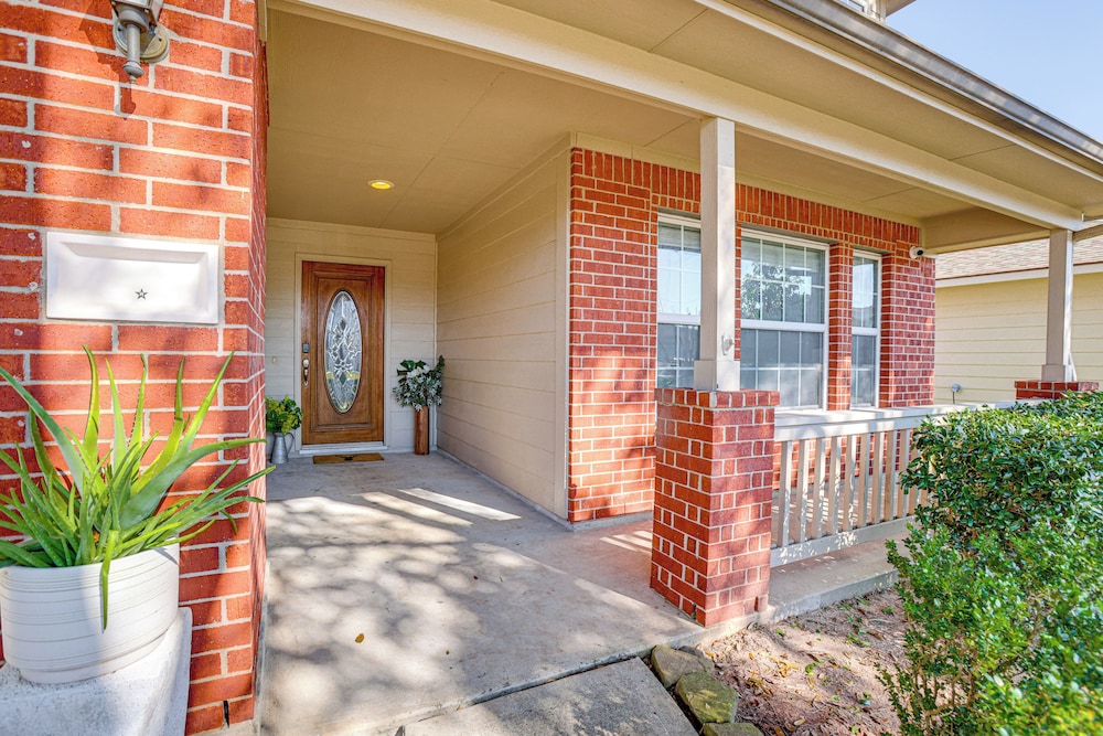Family Gem w/ Fire Pit & Fenced Yard in Houston