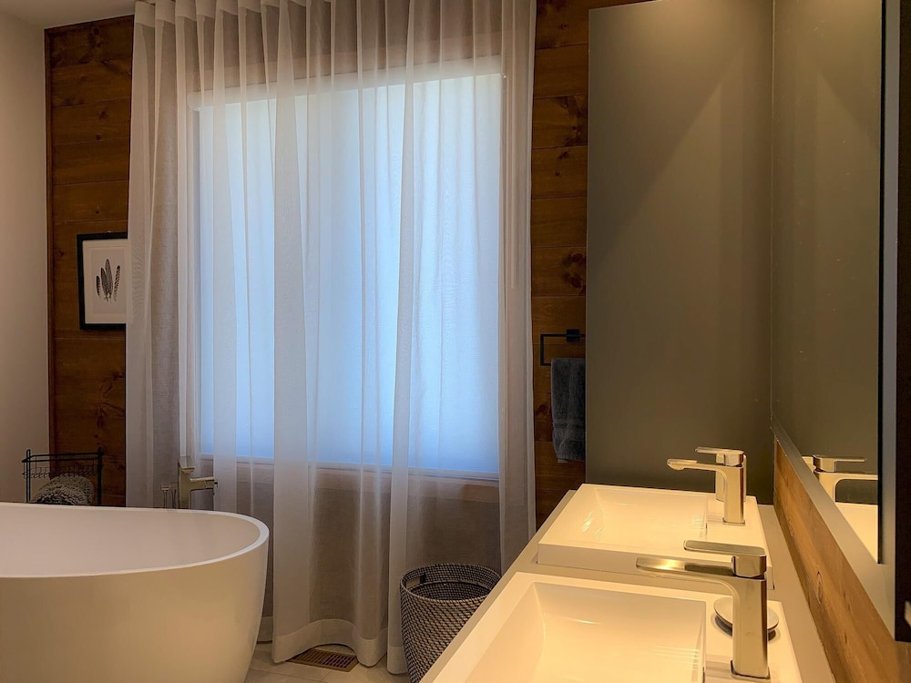 Black Bear - Luxury Mountain-top Villa With hot tub