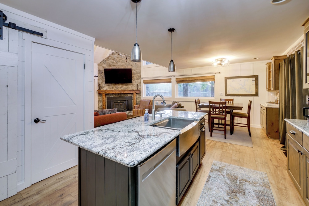 Waterfront Escape w/ Hot tub & Dock in Eatonton!