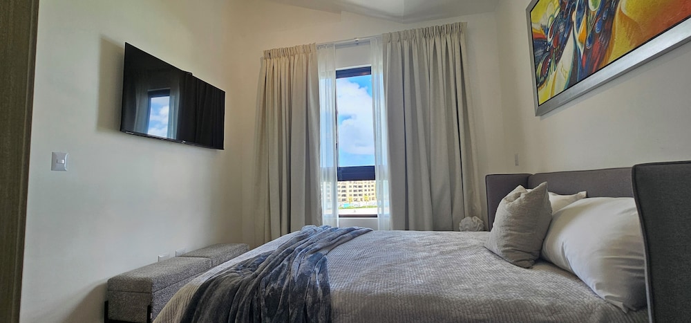 The Beach Spacious 2 Bedroom 2 Bath Apartment on top Floor With Stunning Views