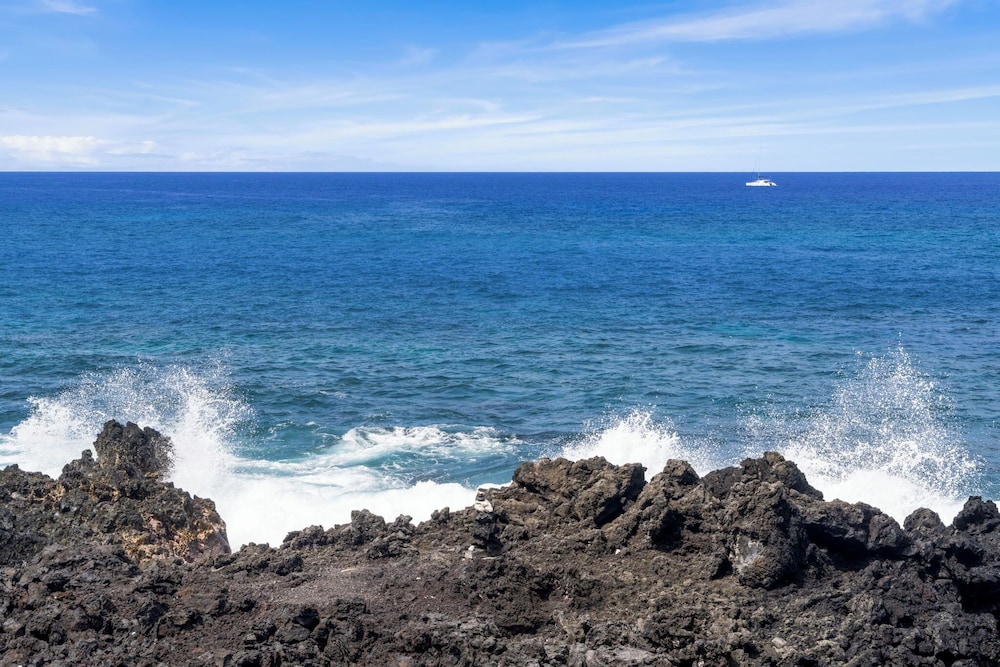 Oceanfront Kanaloa Condo - Pools, Hot Tubs & Sunset Views- Vrkcv