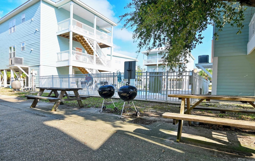 Walk to Beach Pool Sleeps 6!